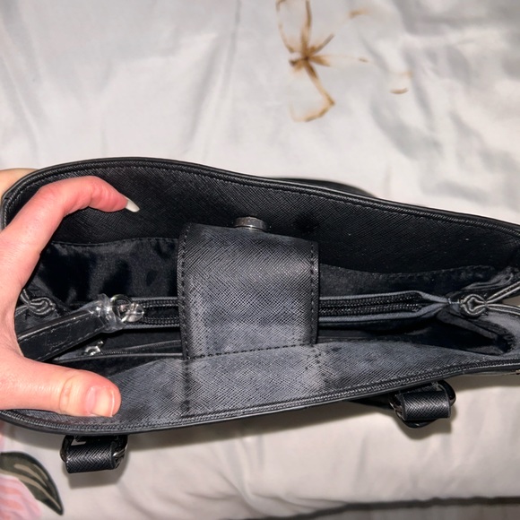 Guess purse - Picture 4 of 8